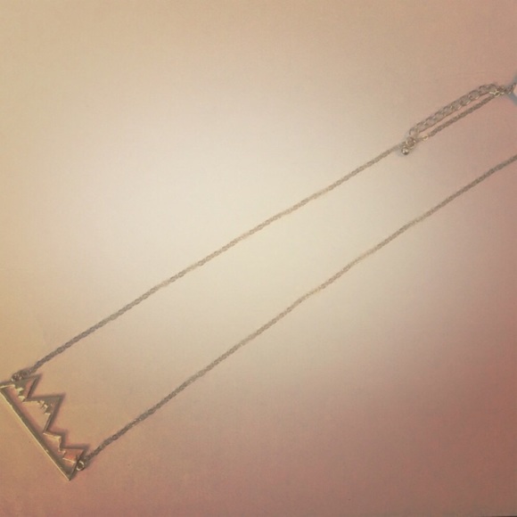 Gold colored mountain range necklace - Picture 3 of 5